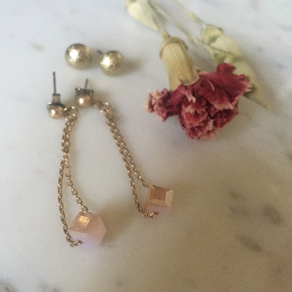 2 pair earrings gold studs & dangly cube on chain - Picture 9 of 10